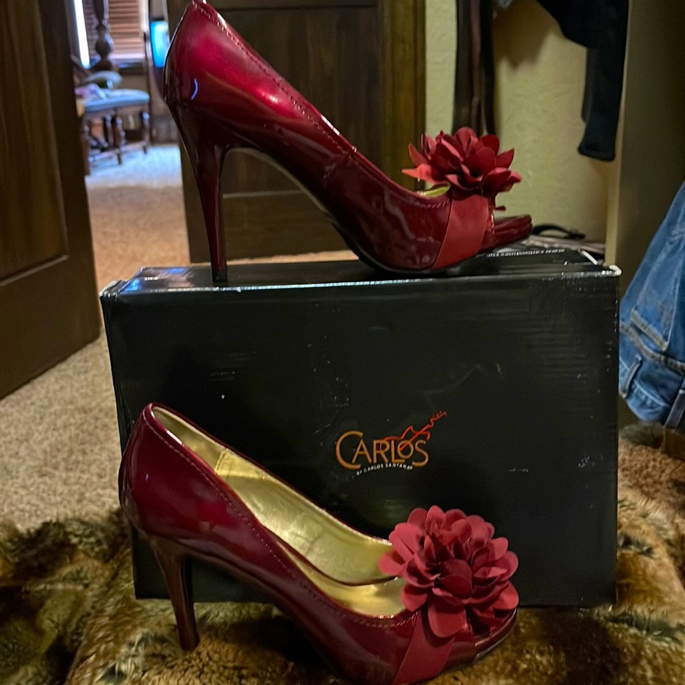 Carlos Santana “Cupcake” in Ruby Red, Size 6.5, w sexy flowers 🌺 across toes!